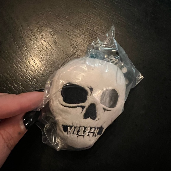 SKULL PLUSH KEYCHAIN - Picture 2 of 6